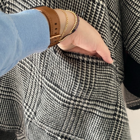 Cejion one size fits all reversible sweater with pockets - Picture 3 of 3